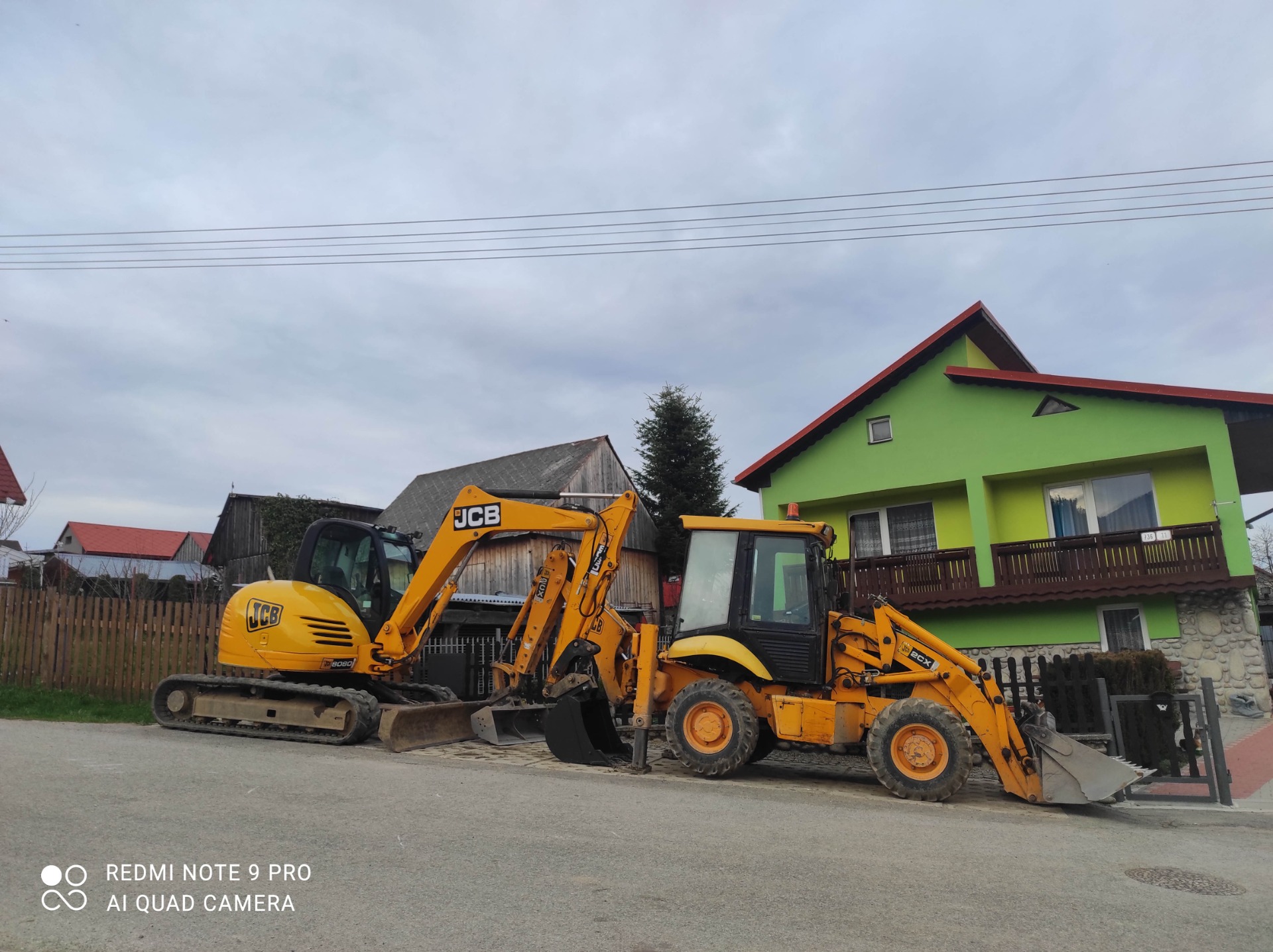 Traktorbáger a pásový báger JCB